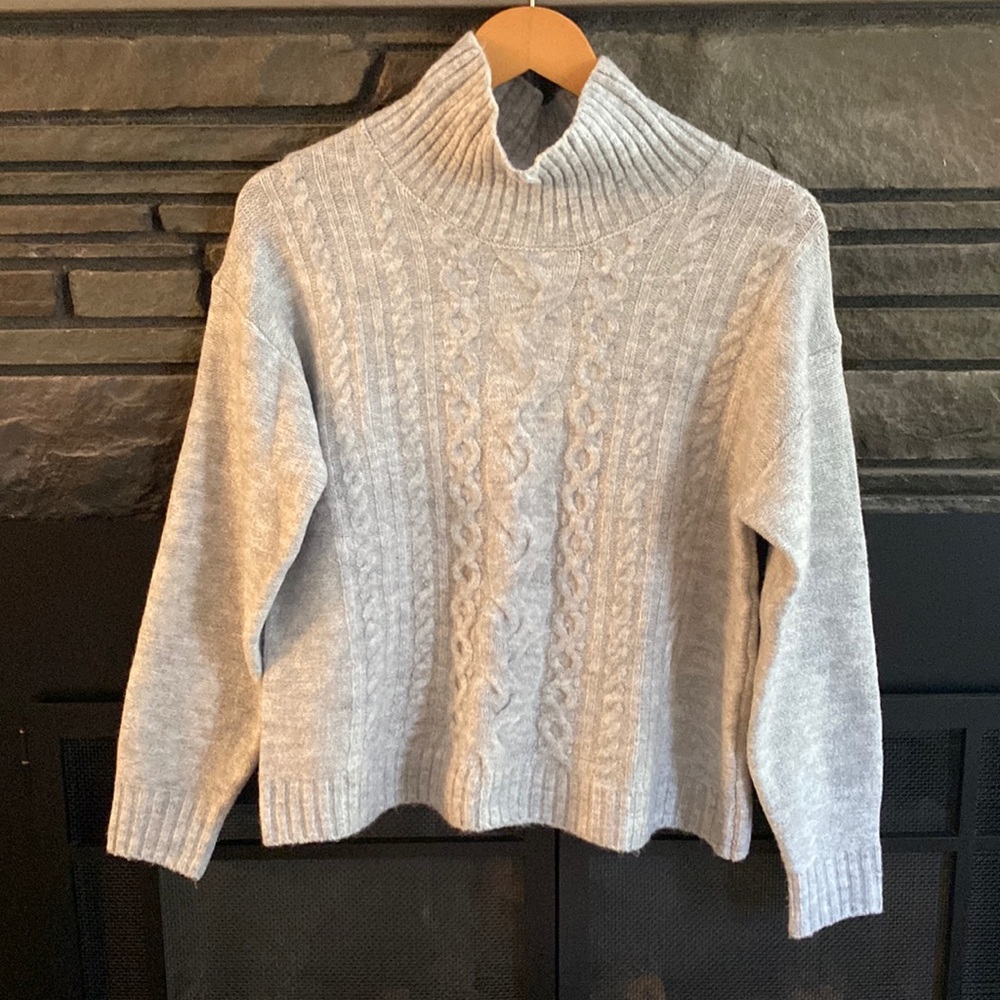 Beautiful, EUC Gap mock neck sweater
